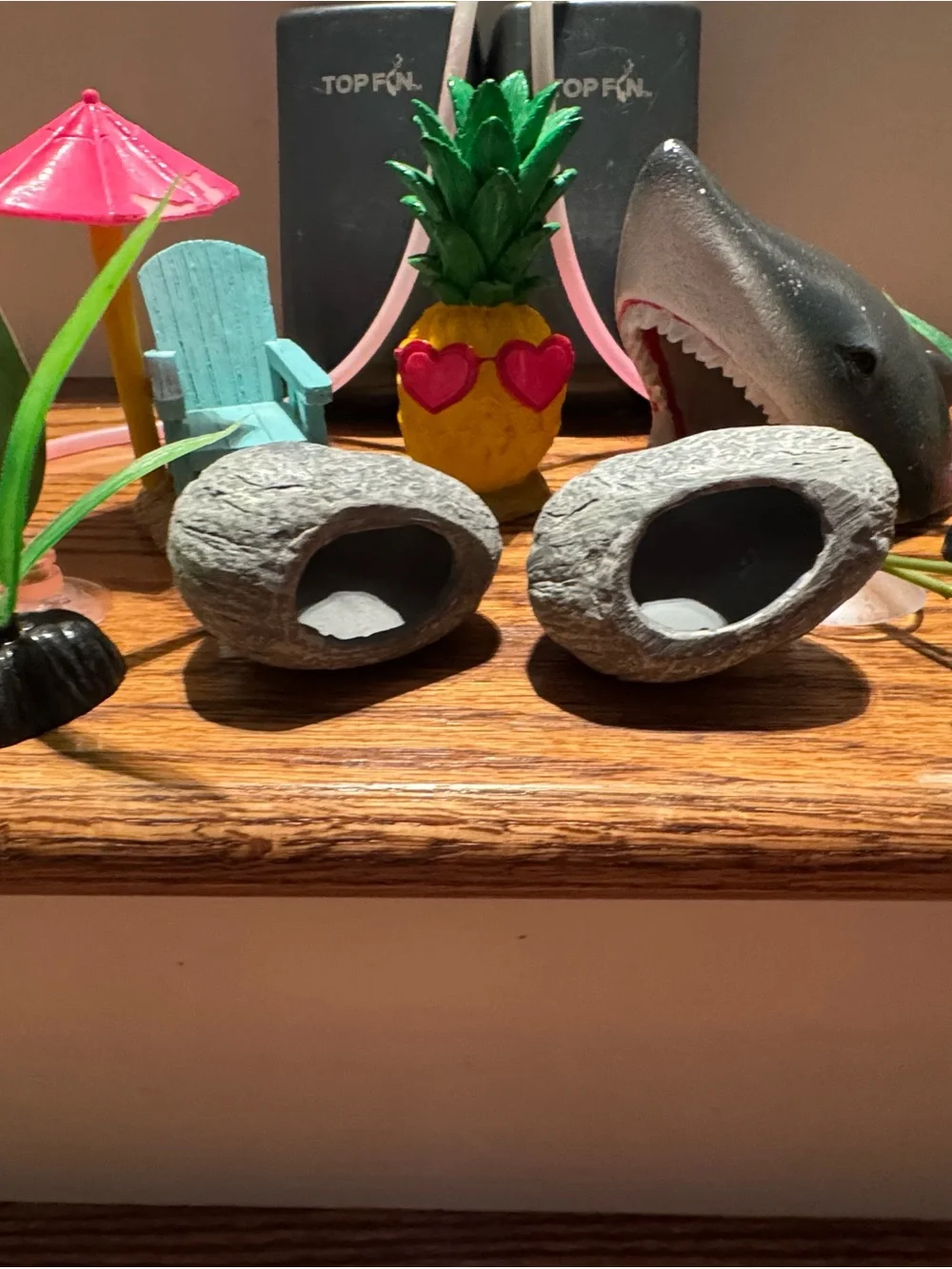 Beach & Halloween figurines, greenery, hideaways & battery operated air pumps